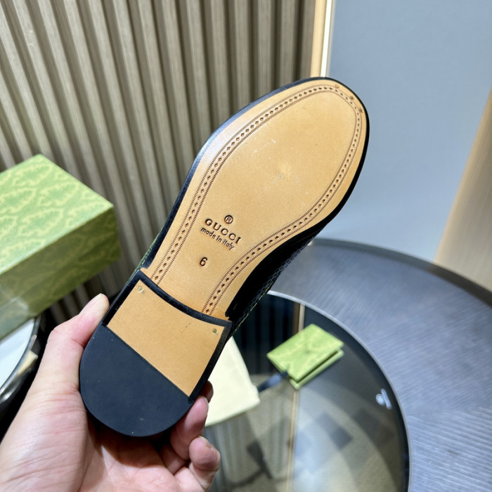G*u*i loafer