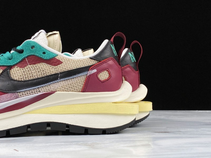 sacai x nike regasus vaporrly sp beige/purplish red-grass green bv0073-102